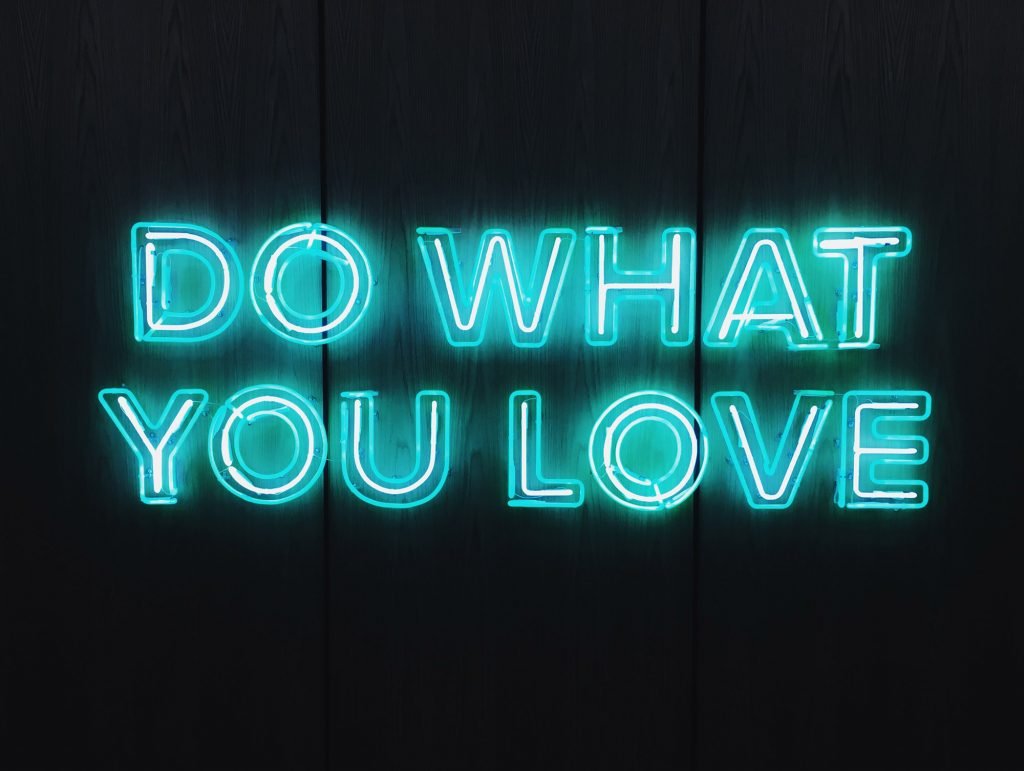 Cartellone con scritto Do What You Love